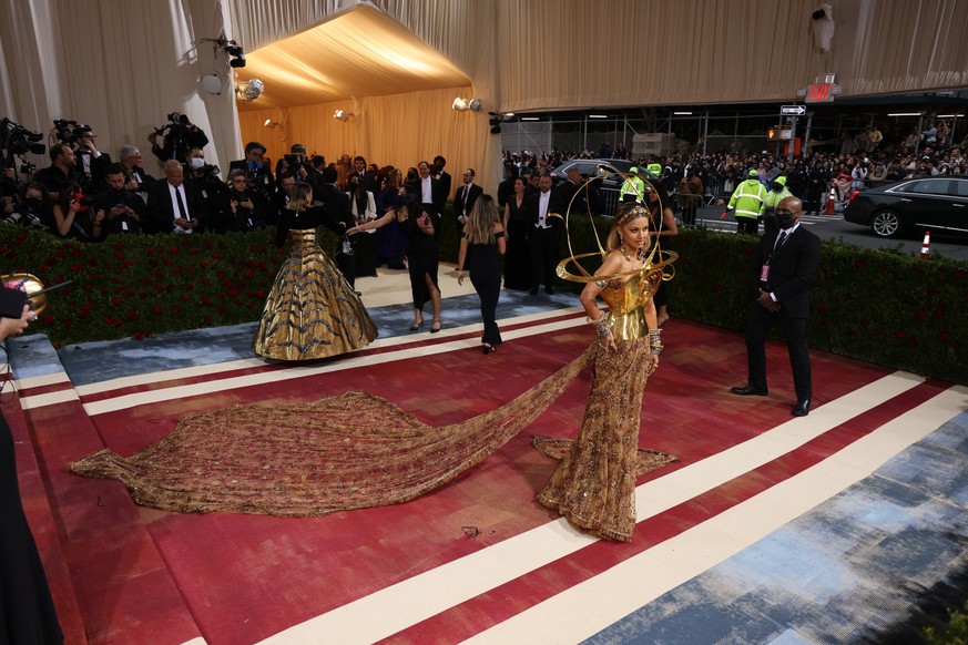 epa09923932 Natasha Poonawalla on the red carpet for the 2022 Met Gala, the annual benefit for the Metropolitan Museum of Art&#039;s Costume Institute, in New York, New York, USA, 02 May 2022. The eve ...