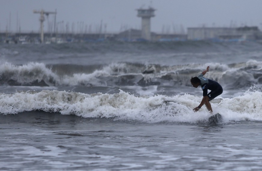 Die Vorteile des Sturms: Surfbare Wellen vor der Küste Japans
