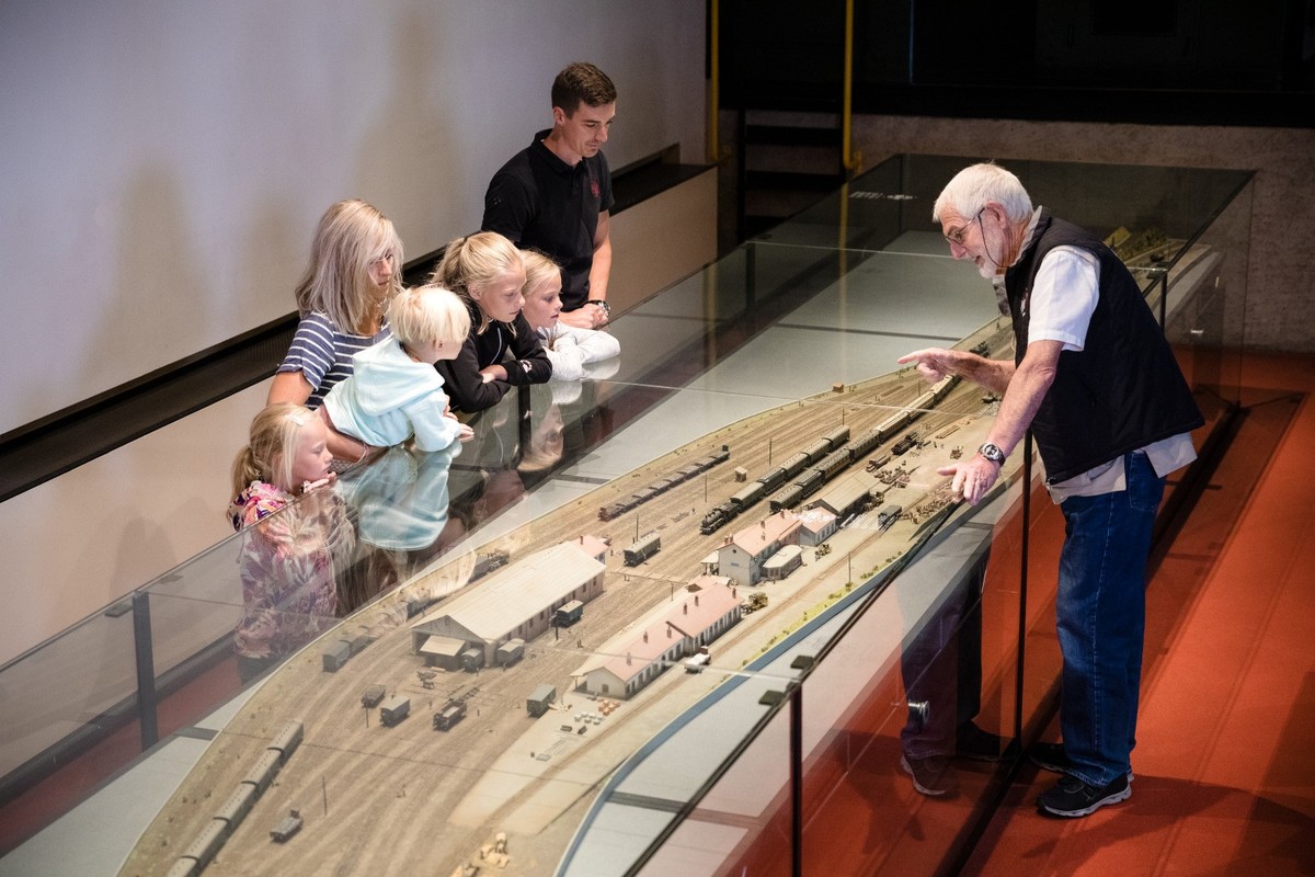 Für kleine und grosse Bahnfans ist die grosse Miniatureisenbahnanlage ein Muss.