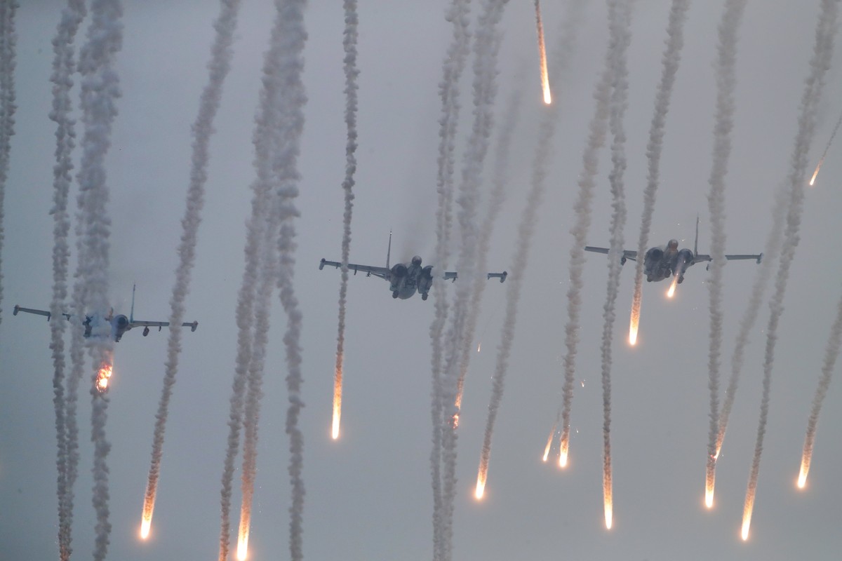 epa06214941 Fighters jets in action during the 'Zapad 2017' joint Russian-Belarusian military drill 'Zapad 2017' near the town of Borysow in Belarus, 20 September 2017. EPA/LESZEK  ...