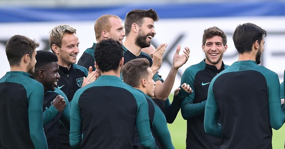 epa05901906 Fc Barcelona players during a training session on the eve of the first leg of quarterfinals Champions League soccer match between Juventus FC and FC Barcelona at Juventus Stadium in Turin, ...