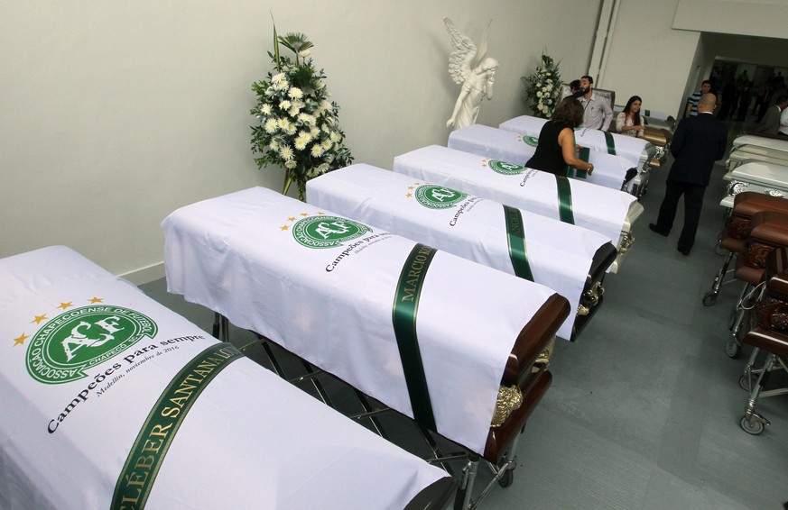epa05655378 Workers place the Chapecoense soccer team flags at San Vicente funerary at some of the victims of the LaMia Bolivian airline accident, including the players of the Brazilian soccer team Ch ...