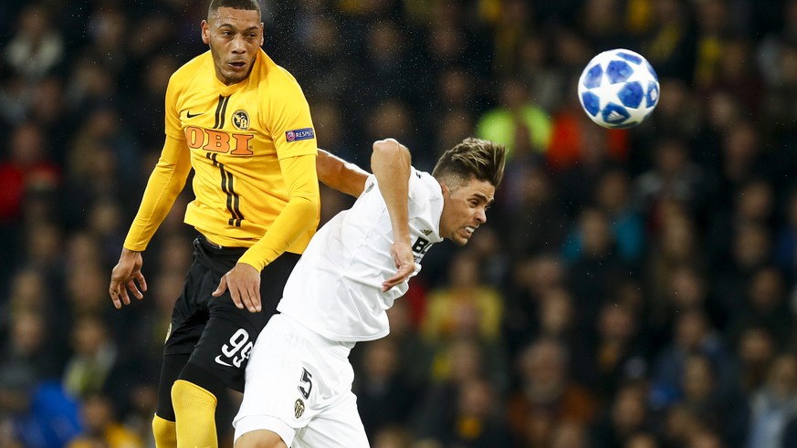 YB&#039;s Guillaume Hoarau, left, fights for the ball against Valencia&#039;s Gabriel Armando de Abreu, right, during the UEFA Champions League group stage group H matchday 3 soccer match between Swit ...