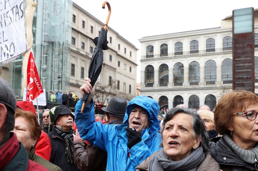 epa06609767 People attend a pensioners protest in Madrid, Spain, 17 March 2018. People demonstrate demanding decent pensions. EPA/J. J. GUILLEN