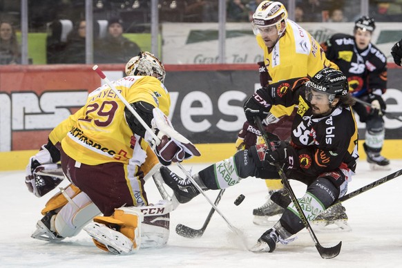 Berns Eric Blum, rechts, im Duell gegen Genfs Goalie Robert Mayer im Eishockey National League A Spiel zwischen dem SC Bern und Geneve-Servette HC, am Freitag, 24. Februar 2017, in der PostFinance Are ...