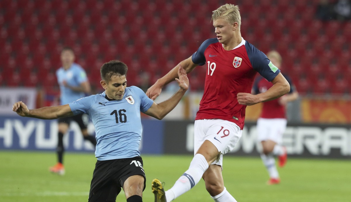 Uruguay's Nicolas Acevedo, left, and Norway's Erling Haland vie for the ball during the Group C U20 World Cup soccer match between Uruguay and Norway in Lodz, Poland, Friday, May 24, 2019. ( ...