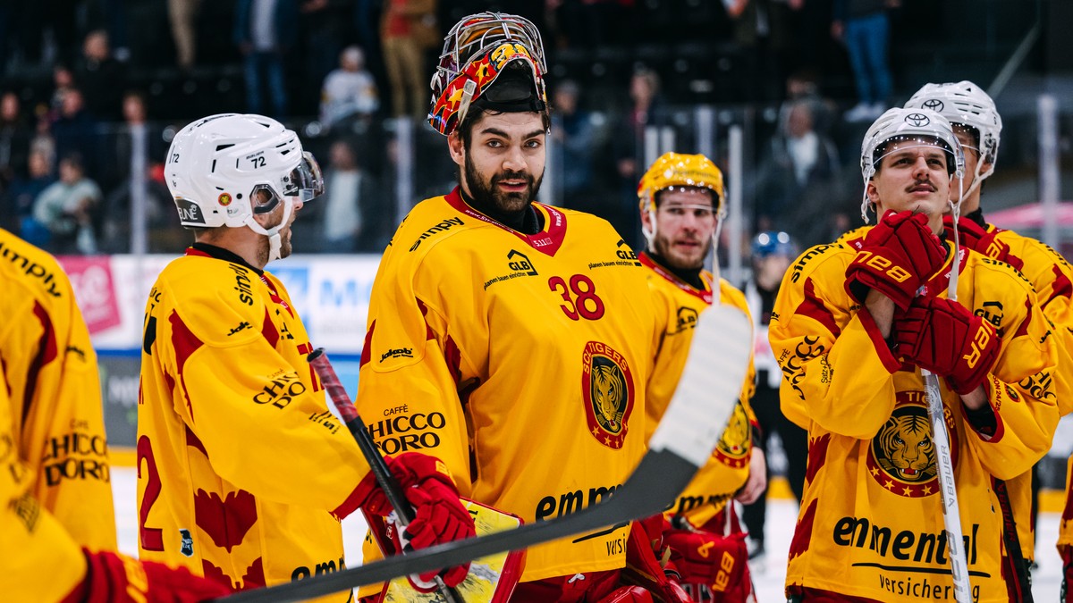 La joie de le gardien Stephane Charlin (SCL) a la fin du match du championnat suisse de hockey sur glace de National League entre le HC Fribourg Gotteron et le SCL Tigers, ce vendredi 25 octobre 2024  ...