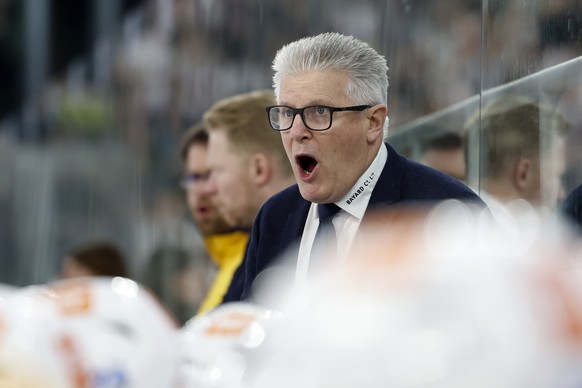 Zuerichs Cheftrainer Marc Crawford gibt Anweisungen, im dritten Eishockey Playoff Halbfinalspiel der National League zwischen EHC Biel und ZSC Lions, am Montag, 3. April 2023, in der Tissot Arena in B ...