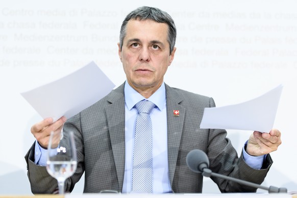 Bundesrat Ignazio Cassis spricht an einer Medienkonferenz ueber die Beziehungen Schweiz - EU, am Mittwoch, 4. Juli 2018, im Medienzentrum Bundeshaus in Bern. (KEYSTONE/Anthony Anex)