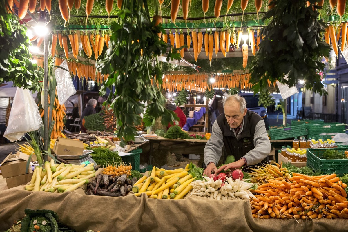 Alois Klauser bei den letzten Vorbereitungen vor dem Start zum 36. Aarauer Rueeblimaeaert, Karottenmarkt, am Mittwoch, 1. November 2017, in der Altstadt von Aarau. Jaehrlich besuchen ueber 30'000 ...