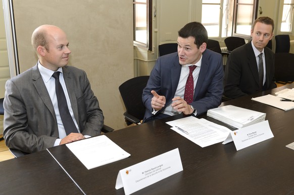 Patrick Baud-Lavigne, gauche, Directeur de cabinet du departement de la securite et de l&#039;economie, le conseiller d&#039;Etat genevois Pierre Maudet, centre, en charge du departement de la securit ...