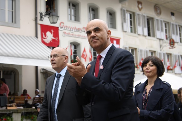 Le conseiller federal Alain Berset, centre, applaudit, a cote de sa femme Muriel, droite, et du Syndic de Gruyeres Jean-Pierre Doutaz, gauche, lors des festivites du 1er aout, (Fete nationale suisse), ...