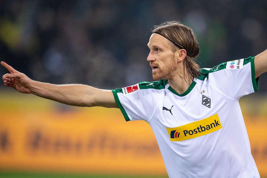 25.11.2018, Nordrhein-Westfalen, Moenchengladbach: Fußball: Bundesliga, Borussia Moenchengladbach - Hannover 96, 12. Spieltag im Borussia-Park. Gladbachs Torschuetze Michael Lang jubelt nach seinem Tr ...