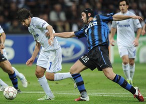 Chivu (r.) im Duell mit dem Ex-Schalker Raul.