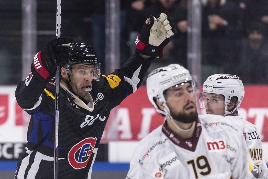 Gotterons Julien Sprunger, links, jubelt neben Servettes Sami Vatanen, rechts, und Josh Jooris, nach dem zweiten Tor seines Teams beim Eishockey Meisterschaftsspiel der National League zwischen dem HC ...