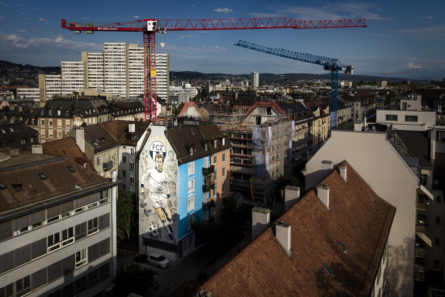 Ein Wandbild welches den verstorbenen Schweizer Fussballer Koebi Kuhn abbildet an einer Hauswand in Zuerich Wiedikon, am Montag, 24. August 2026 in Zuerich. Das Mural entstand in Zusammenarbeit der Zu ...