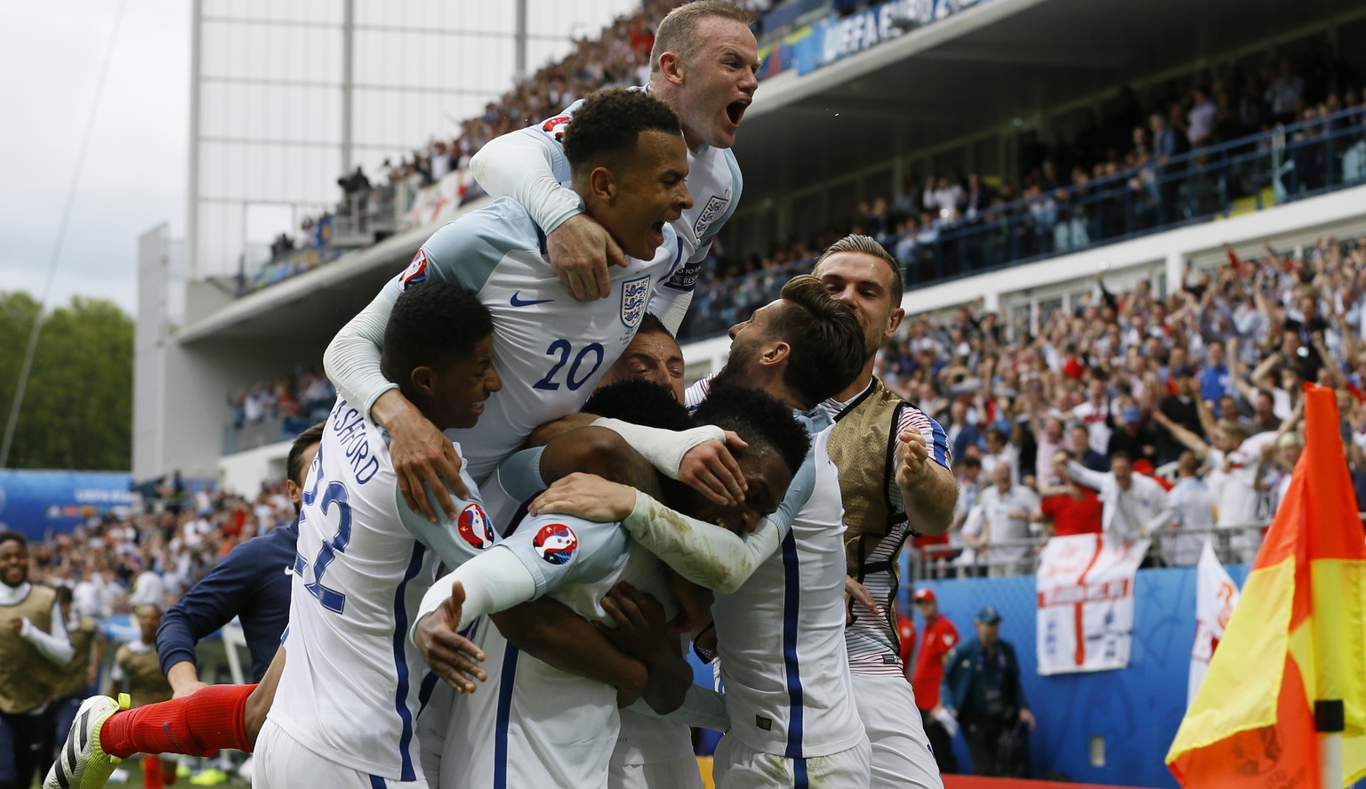 Und dann gibt's kein Halten mehr: England feiert den Last-Minute-Siegtreffer gegen Wales.