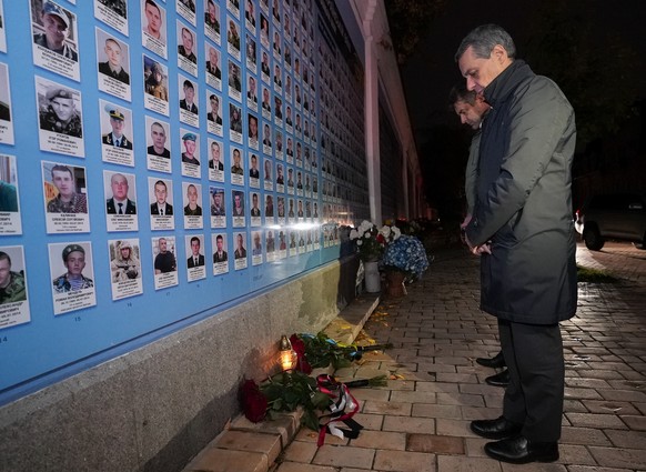 HANDOUT - Bundespraesident Ignazio Cassis steht an einem Denkmal fuer tote Ukrainer, am Donnerstag, 20. Oktober 2022 in Kiew, Ukraine. Cassis ist am Donnerstag ueberraschend in die Ukraine gereist. (E ...