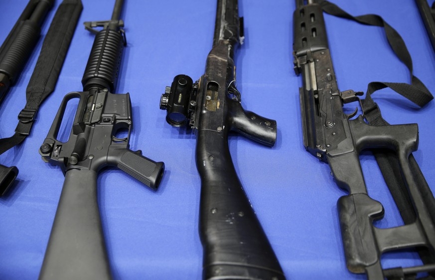 ARCHIVBILD ZUR ZUNAHME DER WAFFENVERKAEUFE IN DER SCHWEIZ IM JAHR 2016 -- Guns seized by the police are displayed during a news conference in New York, Tuesday, Oct. 27, 2015. (AP Photo/Seth Wenig)