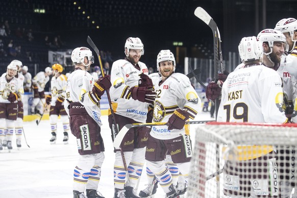 Die Spieler von Geneve-Servette HC jubeln ueber den Sieg im dritten Eishockey Playoff-Halbfinalspiel der National League zwischen den ZSC Lions und Geneve-Servette HC am Donnerstag, 29. April 2021, im ...