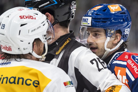 Steve Kellenberger (EHCK) (links) zofft sich mit mit Denis Malgin (ZSC) (rechts) im ersten Playoff Viertelfinalspiel der Eishockey National League zwischen den ZSC Lions und dem EHC Kloten, am Donners ...