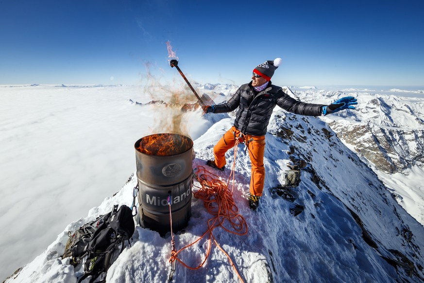 THEMENBILD ZUR ABSTIMMUNG WALLIS UEBER OLYMPIA KANDIDATUR SION 2026 --- Pirmin Zurbriggen, former alpine ski racing champion from Switzerland, lights a symbolic torch in support of the &quot;Sion 2026 ...