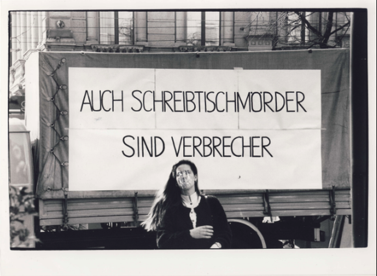 Dieses Plakat hängten VPM-Anhänger bei der Demonstration auf dem Paradeplatz in Zürich auf.