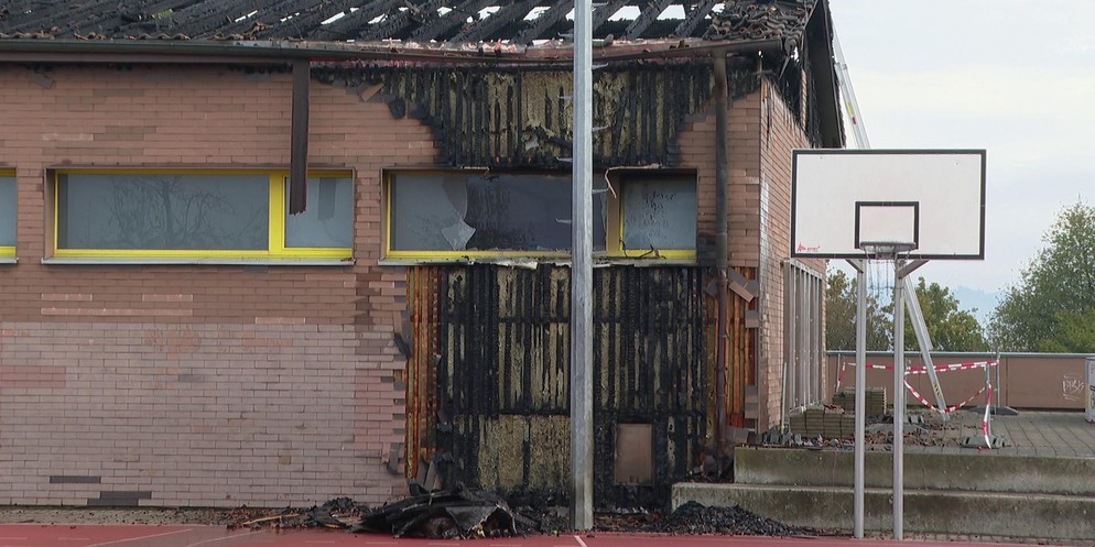 So sieht die Turnhalle der Schule Spiegel nach dem Brand aus.