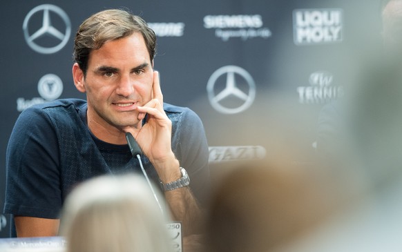 11.06.2018, Baden-Wuerttemberg, Stuttgart, Tennis, ATP-Tour: Roger Federer spricht waehrend einer Pressekonferenz. (KEYSTONE/DPA/Sebastian Gollnow)