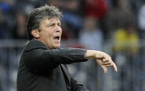 YB Trainer Martin Andermatt gestikuliert im Auftaktspiel der Fussball Super League des BSC Young Boys gegen den FC Basel, am Freitag 18. Juli 2008 im Stade de Suisse in Bern.(KEYSTONE/ Peter Schneider ...