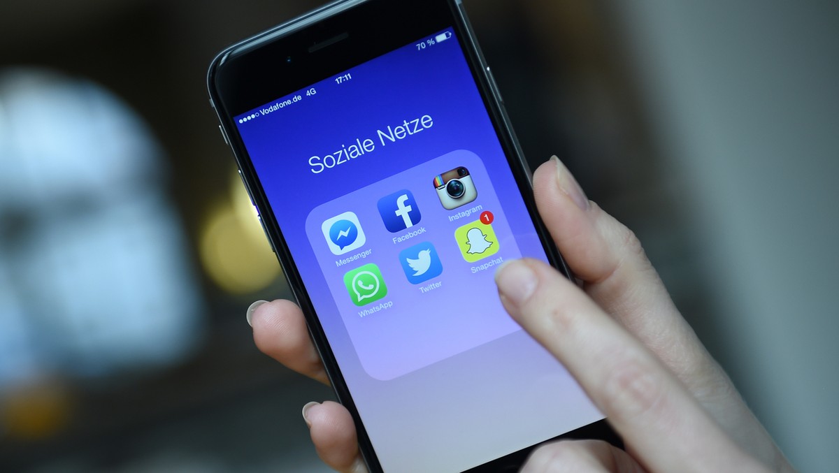 ACHTUNG: SPERRFRIST 26. JUNI 21:00 UHR. - ARCHIV - ILLUSTRATION - Auf einem iphone 6 sind am 20.03.2015 die Apps "facebook", "whats app", "instagram", "Twitter" ...