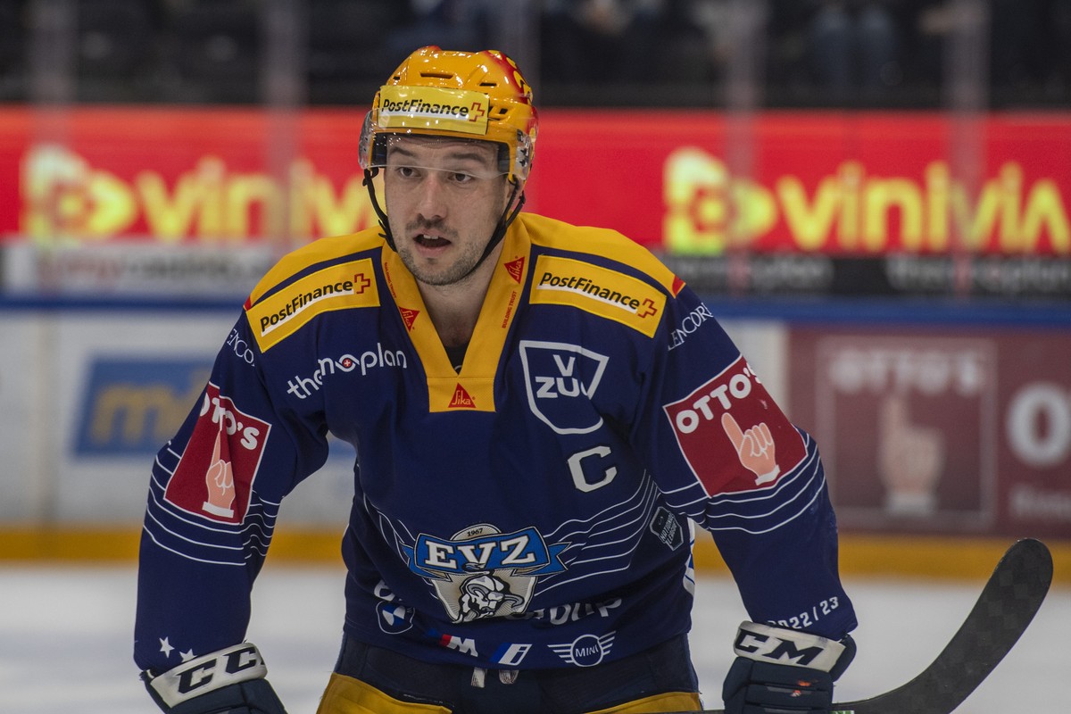 Der PostFinance Top Scorer Jan Kovar von Zug beim Eishockey Meisterschaftsspiel der National League zwischen dem EV Zug und dem EHC Kloten am Samstag, 18. Februar 2023 in Zug. (PostFinance/KEYSTONE/Ur ...