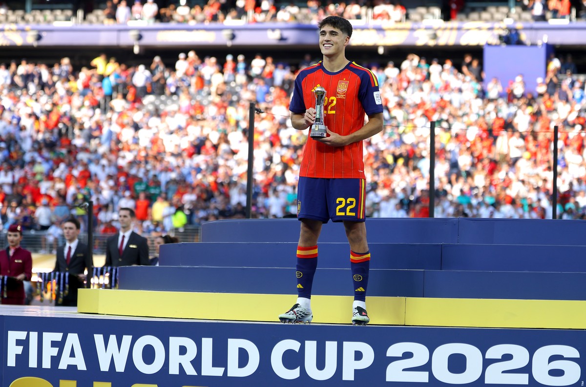 epa13122047 Pau Cubarsi of Spain poses with the trophy that he received as best young player of the tournament after the FIFA World Cup 2026 final match Spain against Argentina, in New Jersey, USA, 19 ...