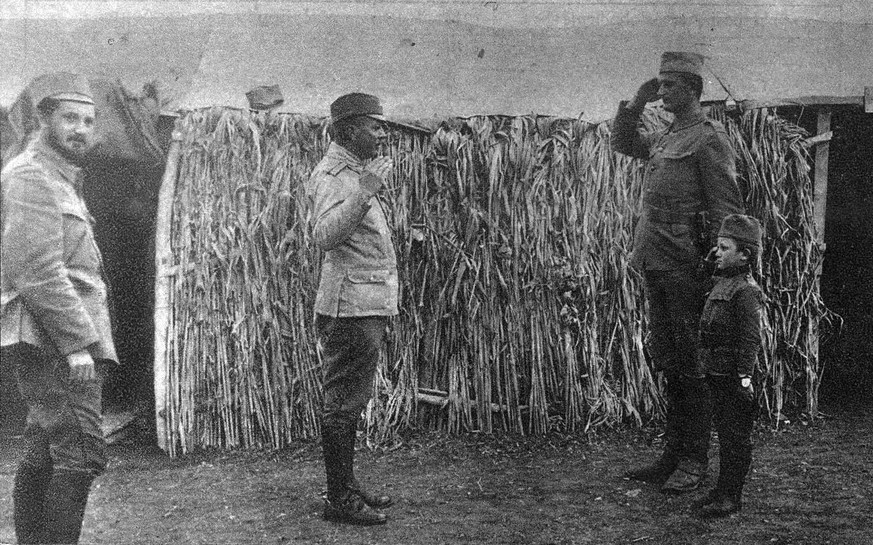 Momcilo und ein weiterer Soldat erstatten dem Major Stevan Tucovic Bericht, 1916.