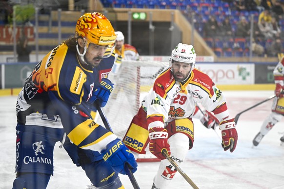 Der Davoser PostFinance Top Scorer Matej Stransky, links, gegen den Bieler Beat Forster, im Eishockey-Qualifikationsspiel der National League (NL) zwischen dem HC Davos und dem EHC Biel, am Donnerstag ...