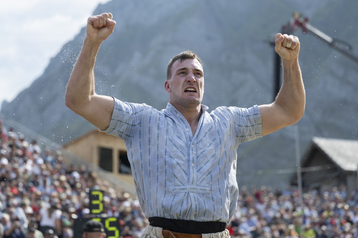 Damian Ott jubelt im dritten Gang beim traditionellen Schwaegalp Schwinget, am Sonntag, 16. August 2026, auf der Schwaegalp in Hundwil. (KEYSTONE/Gian Ehrenzeller)