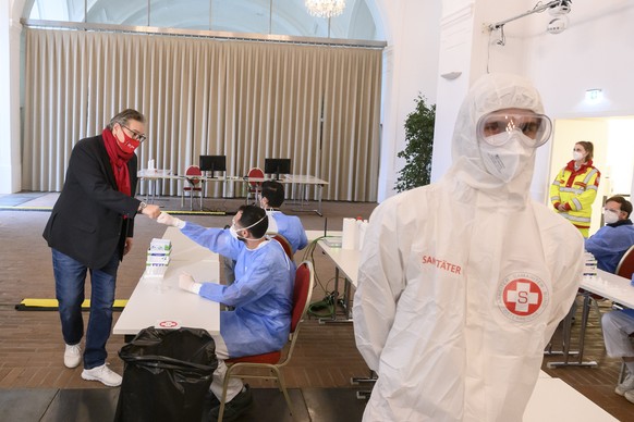 epa08987249 Peter Hacker, Vienna&#039;s Executive City Councillor for Social Affairs, Public Health and Sport, welcomes health care workers at a COVID-19 test center in the Orangery of the Schoenbrunn ...