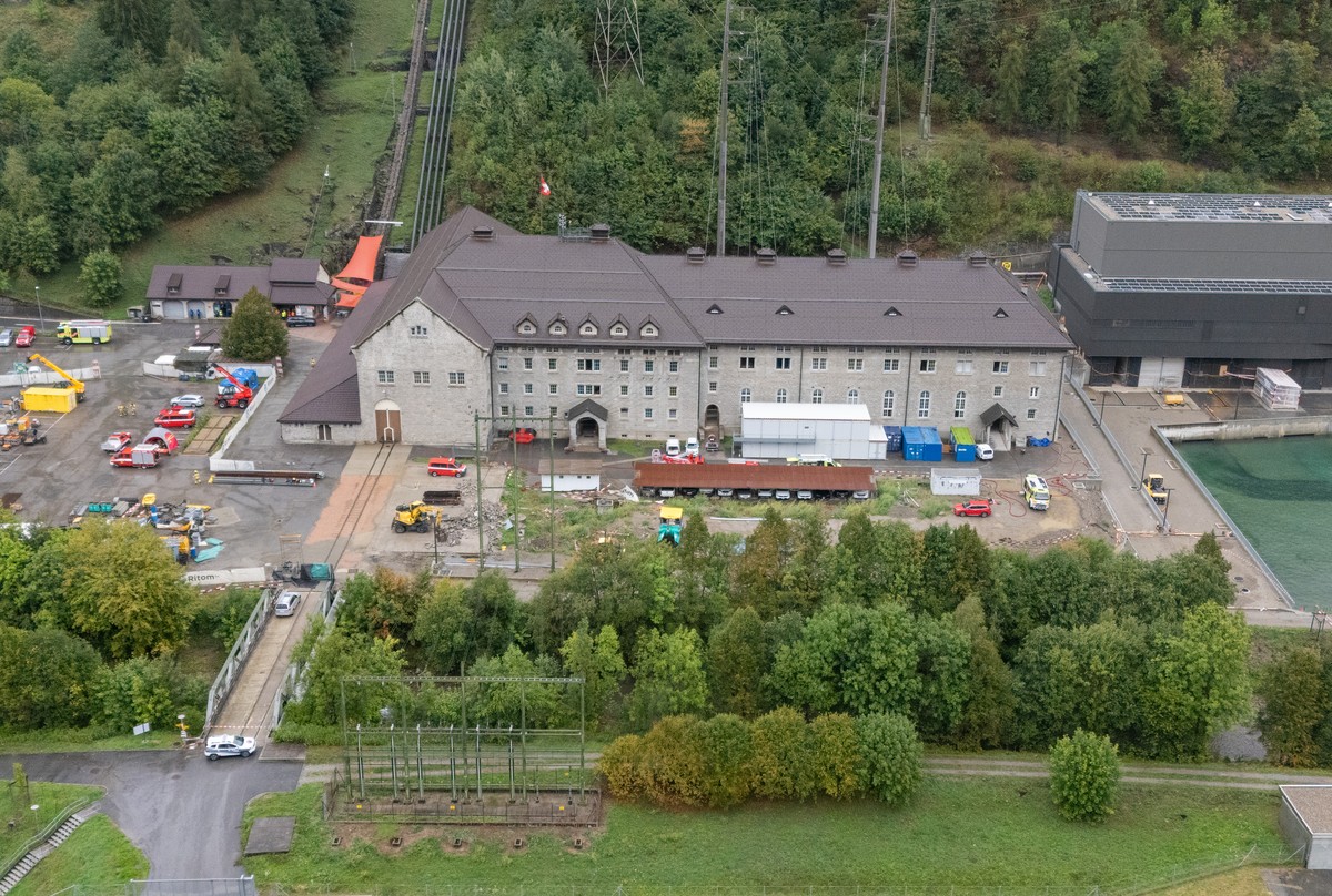 Quinto: Rescue workers and police officers have arrived at the scene of the explosion at the Ritom Hydroelectric Power Station. The incident occurred this morning, for reasons that have not yet been e ...