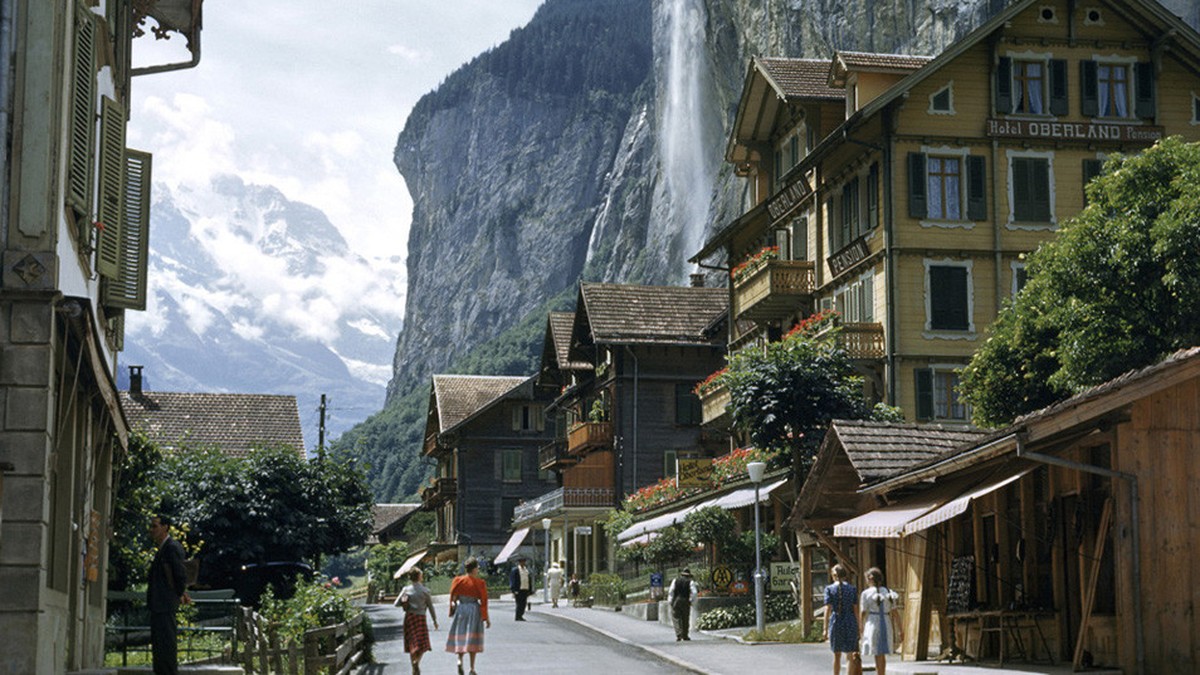 Beautiful Lauterbrunnen, Switzerland, in 1951
bild: reddit