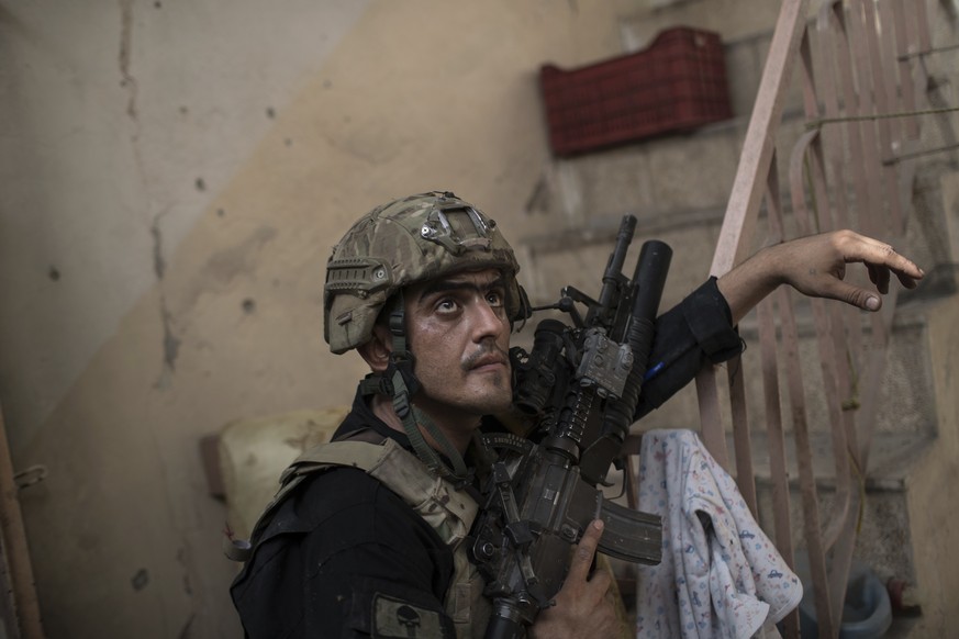 An Iraqi Special Forces soldiers watches for Islamic State militants as they continue their advance in the Old City of Mosul, Iraq, Monday, July 3, 2017. (AP Photo/Felipe Dana)