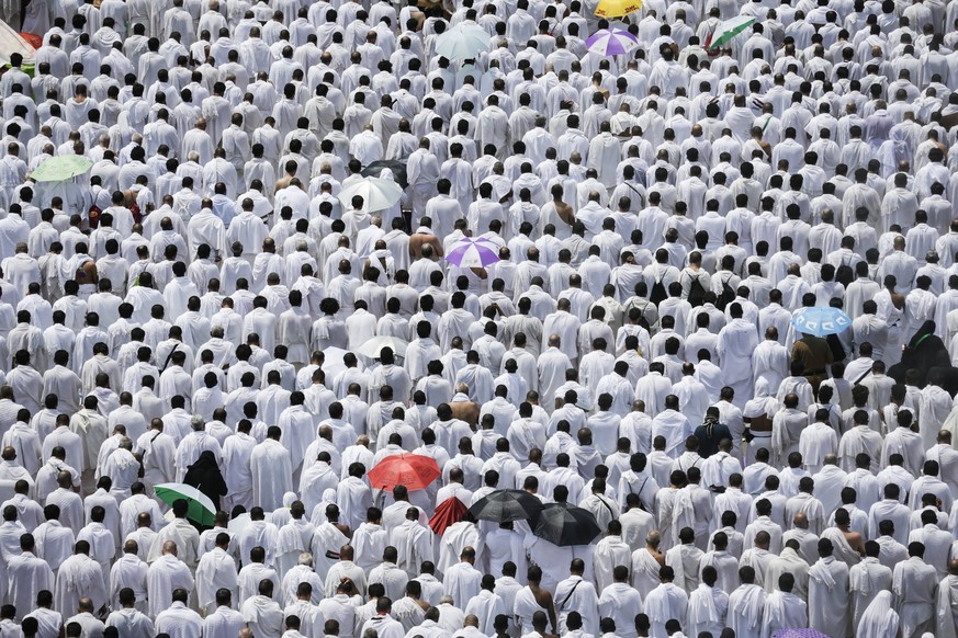 epa06173664 Muslim worshippers pray during the Hajj pilgrimage outside Namrah Mosque in Arafat, near Mecca, Saudi Arabia, 31 August 2017. Around 2.6 million muslim are expected to attend this year&#03 ...