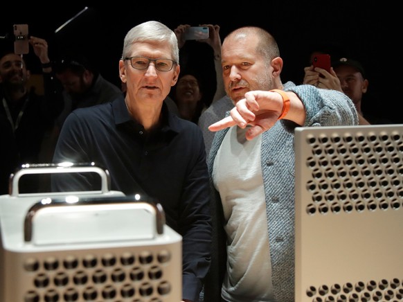 Der jahrelange Design-Chef des Apple-Konzerns, Jony Ive (rechts), verlässt das Unternehmen und macht sich selbständig. (Archivbild)