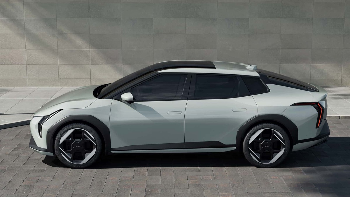 Die Limousine des EV4 fällt mit ungewöhnlichen Formen auf.