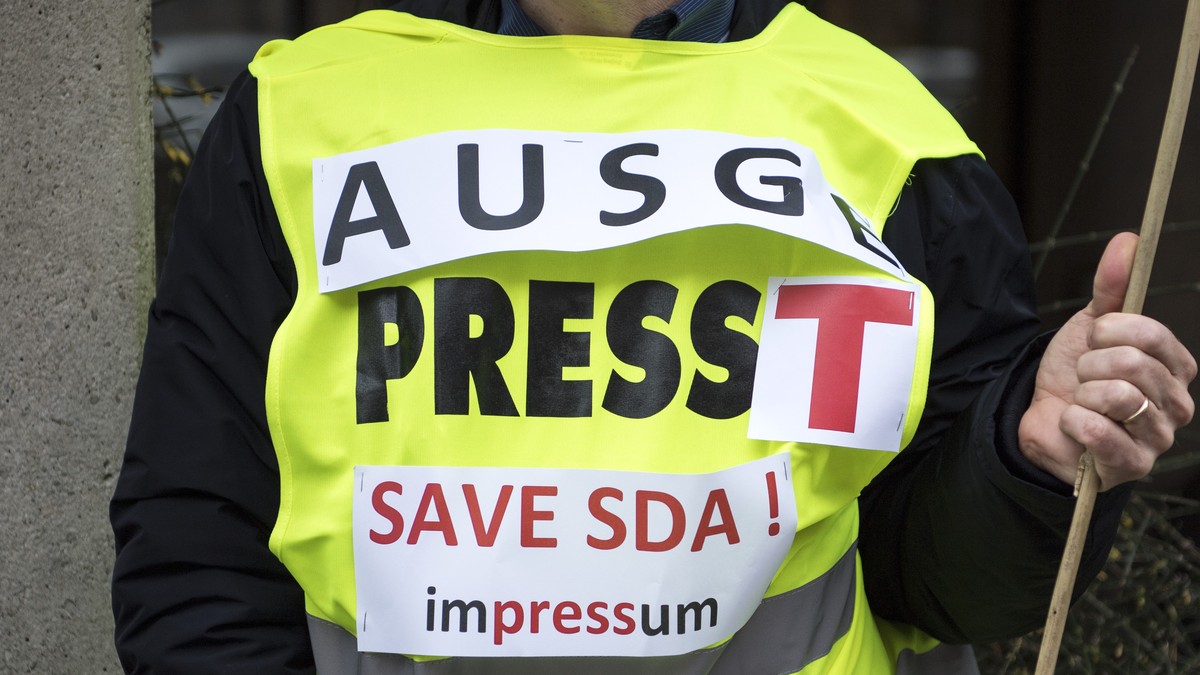 Ein Mann traegt eine Warnweste mit dem Aufdruck "Ausgepresst", am Dienstag, 23. Januar 2018, in Bern. Journalistinnen und Journalisten der Schweizerischen Depeschenagentur SDA sowie Gewerksc ...
