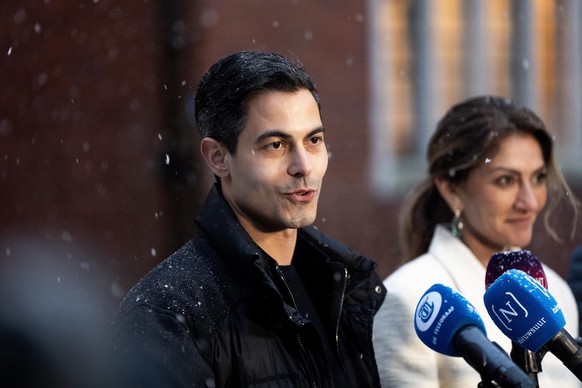 epa12638955 Leader of the Democrats 66 party (D66) Rob Jetten (L) speaks with journalists at the Zwaluwenberg estate following talks on cabinet formation in Hilversum, the Netherlands, 09 January 2026 ...