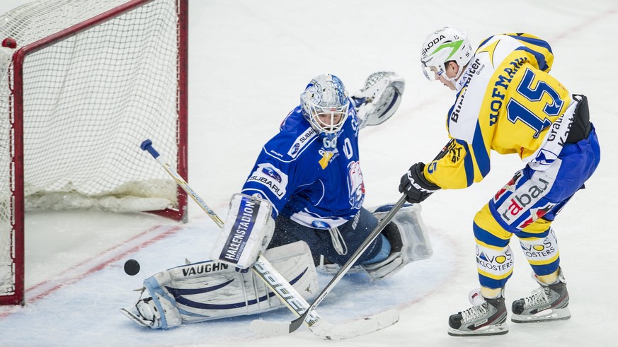 Melvin Nyffeler, links, von Zuerich, gegen Gregory Hofmann, von Davos beim Eishockeyspiel der National League A zwischen den ZSC Lions und dem HC Davos im Hallenstadion in Zuerich am Samstag, 23. Nove ...