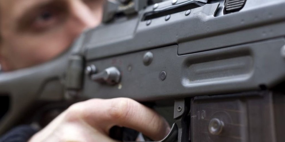 Beim Obligatorischen im Einsatz: Das Sturmgewehr 90 der Schweizer Armee.