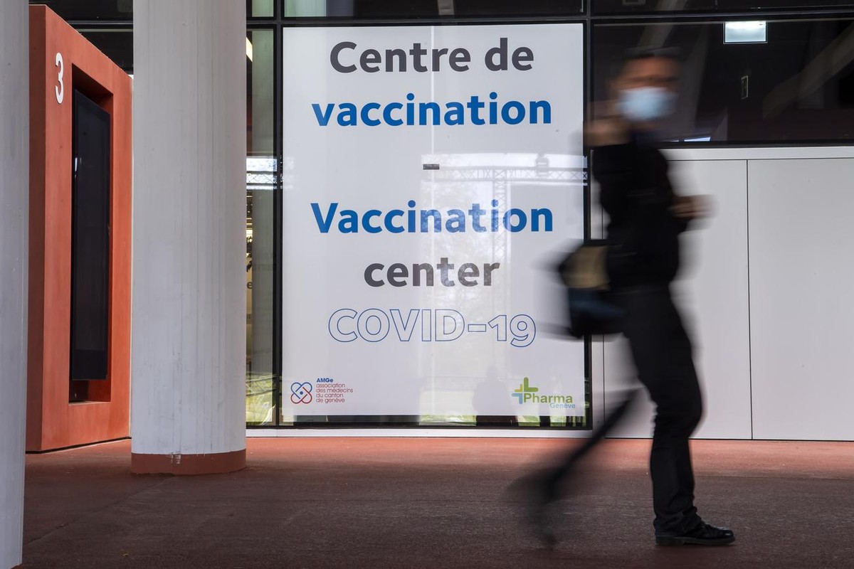 Une personne passe devant l'entree du futur centre de vaccination Covid-19 a Palexpo, ce jeudi 15 avril 2021 a Geneve. Le grand centre sera ouvert 6 jours sur 7, comprendra 150 box individuel pou ...