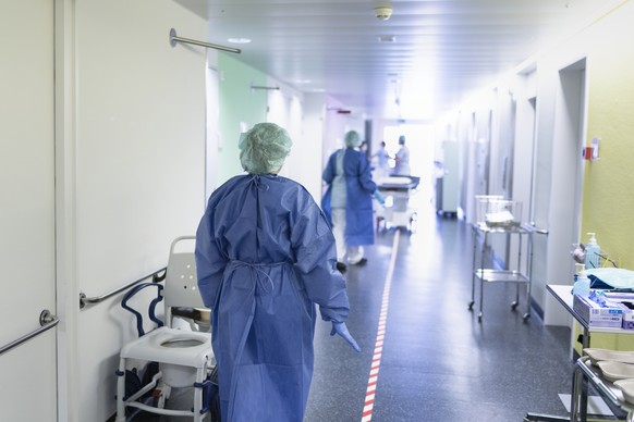 Aerzte und Pflegepersonal behandeln die kranken Patienten von Covid 19 in der Isolierstation des Spitals in Schwyz am 22. Oktober 2020 in Schwyz (SZ). (KEYSTONE/Gaetan Bally)