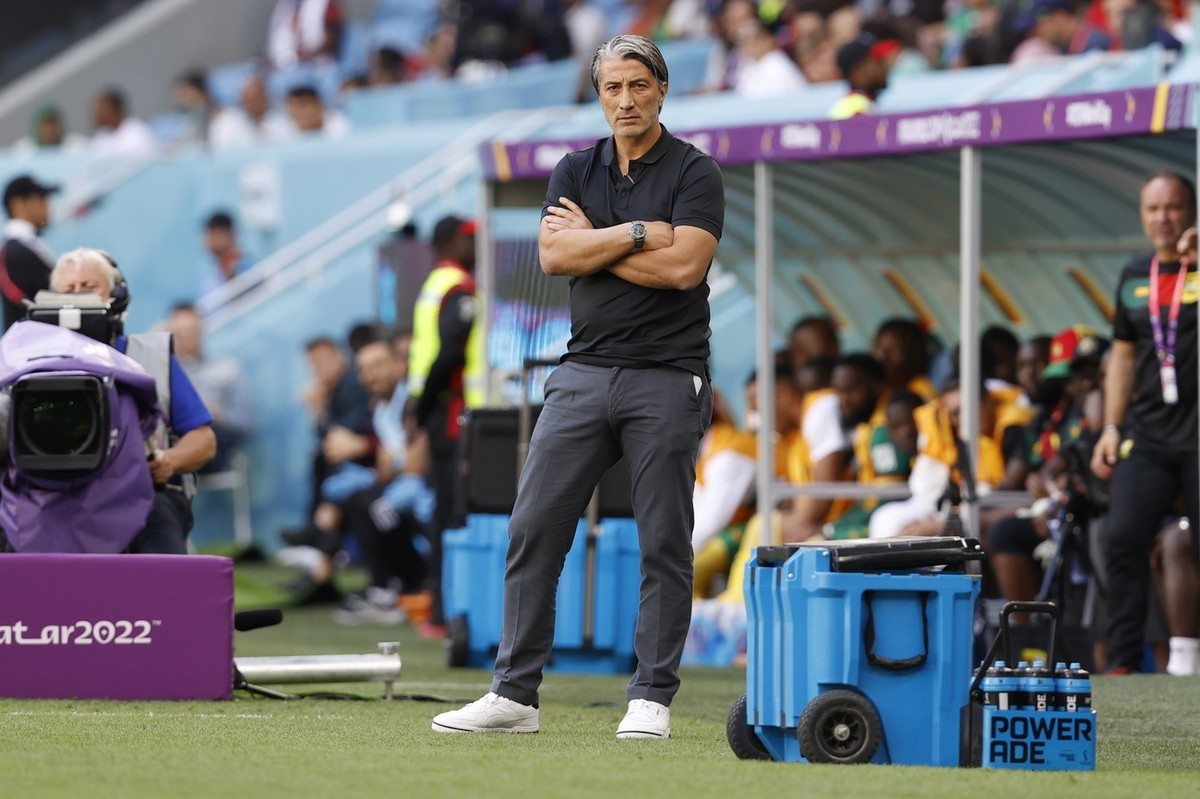 epa10324659 Head coach Murat Yakin (C) of Switzerland looks on during the FIFA World Cup 2022 group G soccer match between Switzerland and Cameroon at Al Janoub Stadium in Al Wakrah, Qatar, 24 Novembe ...